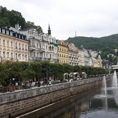 Lenka Κάρλοβι Βάρι